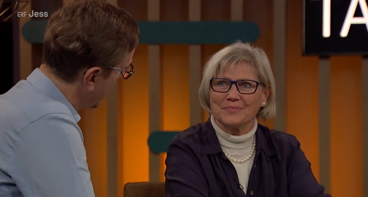 Helga Blohm im Gespräch mit dem Moderator im Studio von ERF Jess.